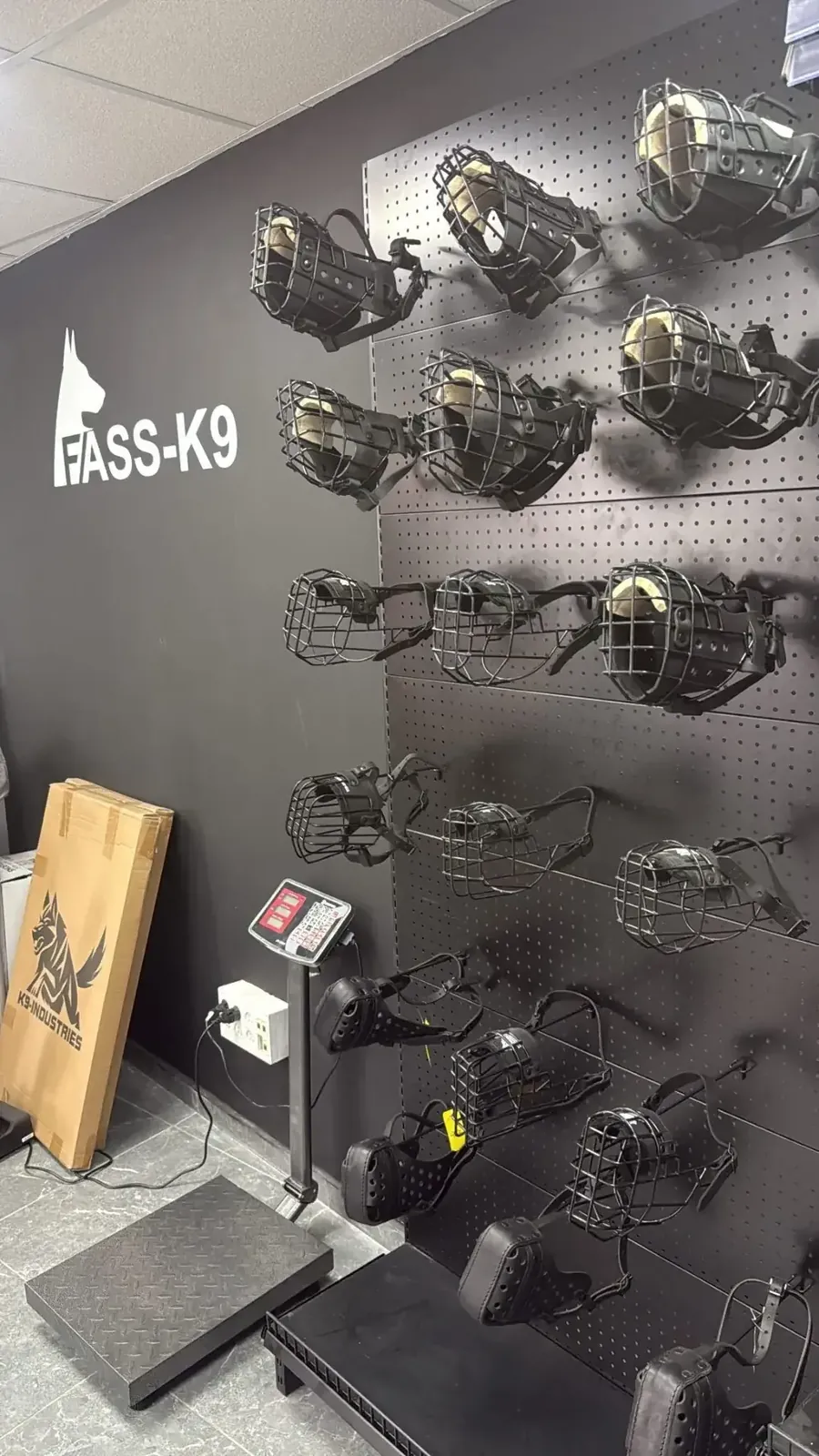 קיר זממי מתכת וזממי עור לכלבים גדולים בחנות FASS-K9 אשקלון